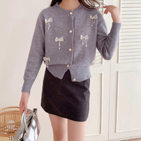 Damen Strickjacke mit Spitzenverzierungen und Knopfdetails WW