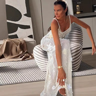 Damen Strickmaxikleid mit transparenten Details und floralem Design WW