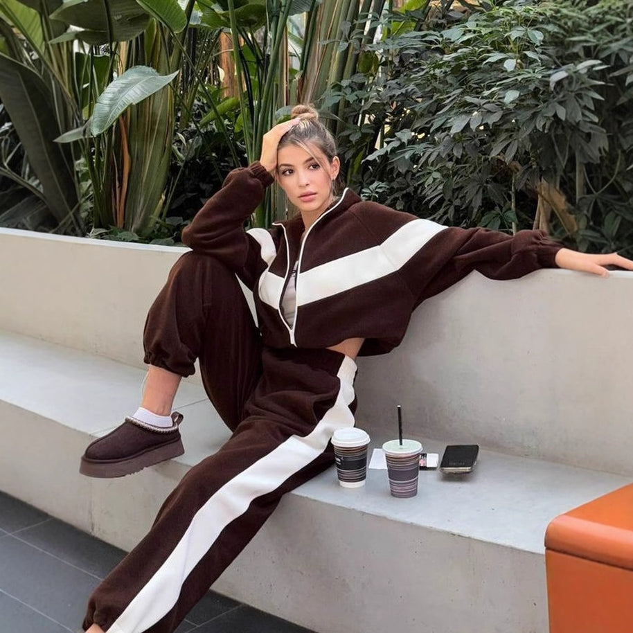 Damen Sportlicher Velours Zweiteiler mit modischen Streifen WW