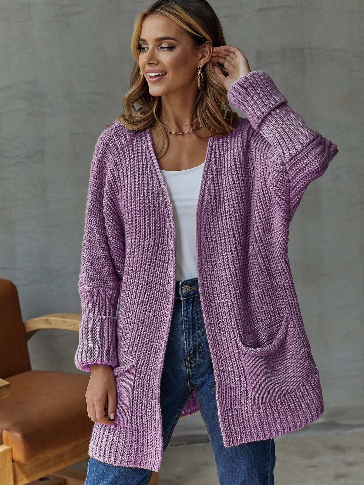 Damen Strickjacke mit tiefem V-Ausschnitt und praktischen Taschen WW