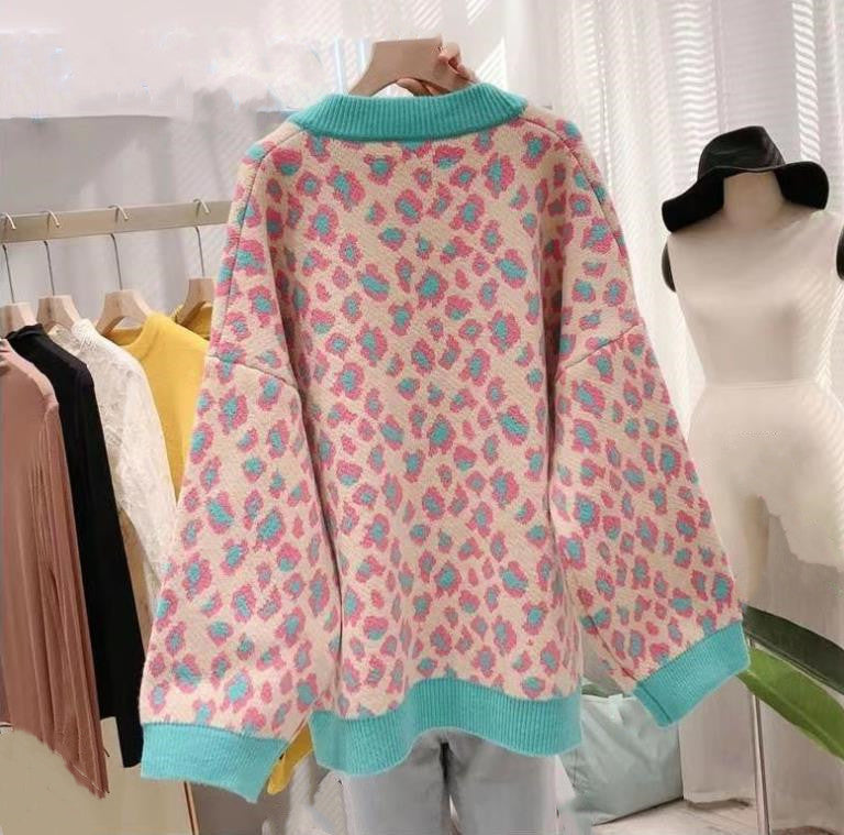 Damen modischer Cardigan mit großem Leopardenmuster und farblich abgesetztem Bündchen W&W Mode