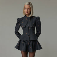 Damen Schößchenanzug mit ausgefallenen Puffärmeln und dekorativen Knöpfen WW