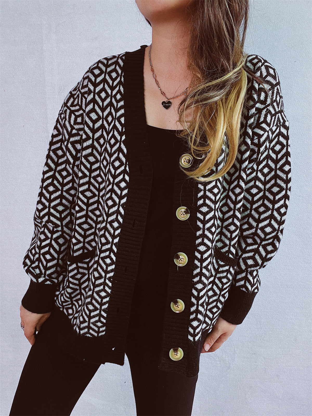 Damen Strickjacke mit geometrischem Muster und Knopfdetails WW