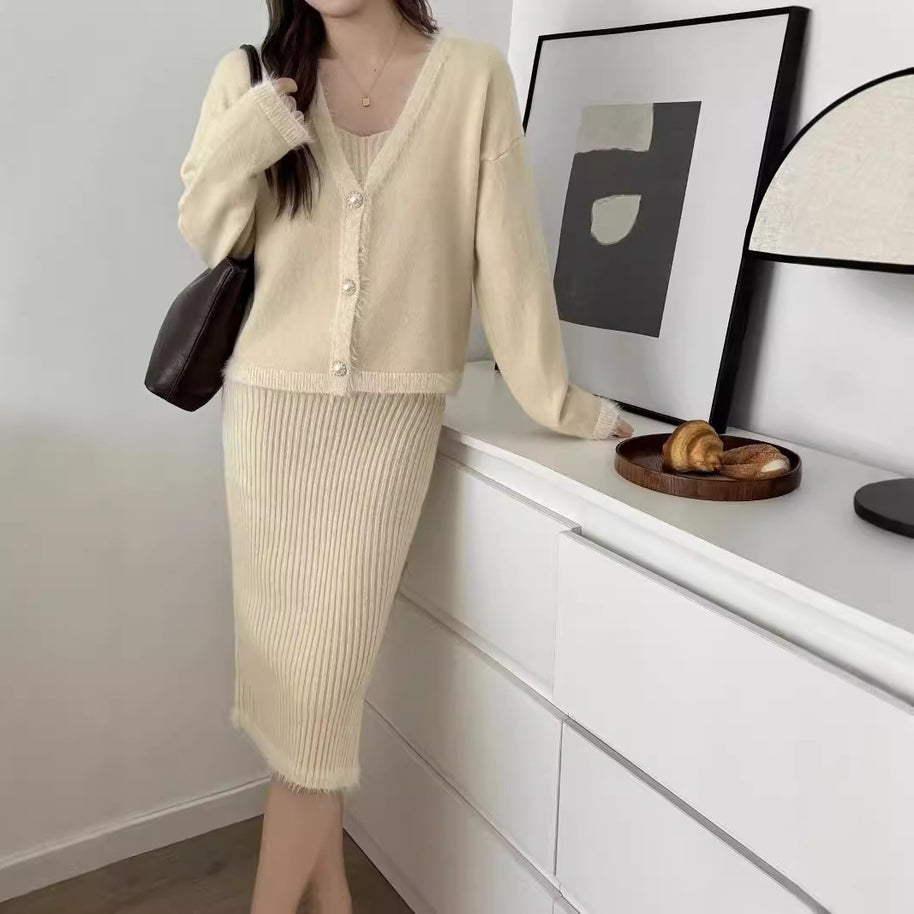 Damen Strickensemble mit V-Ausschnitt und dekorativen Perlenknöpfen WW