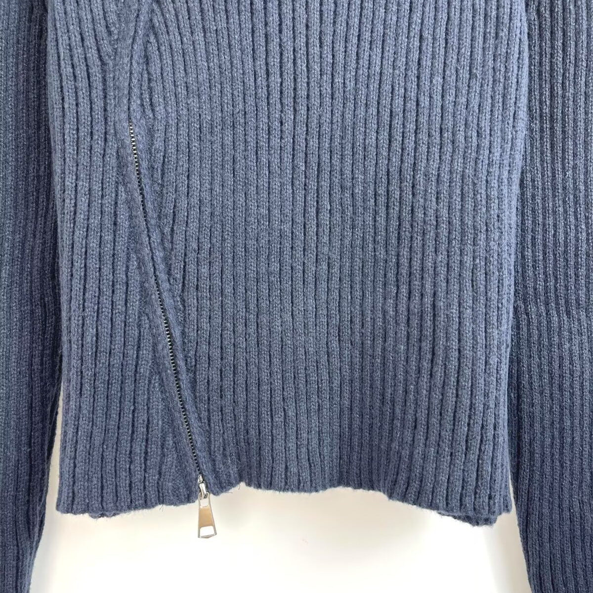 Damen Strickjacke mit raffiniertem Kragen und seitlichem Reißverschluss WW