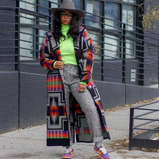 Damen Lange Strickjacke im bunten Ethno-Design und modernem Schnitt WW