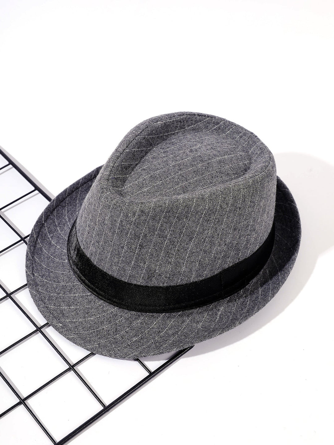 Damen eleganter Fedora-Hut mit gestreiftem Design und modischem Samtband W&W Mode