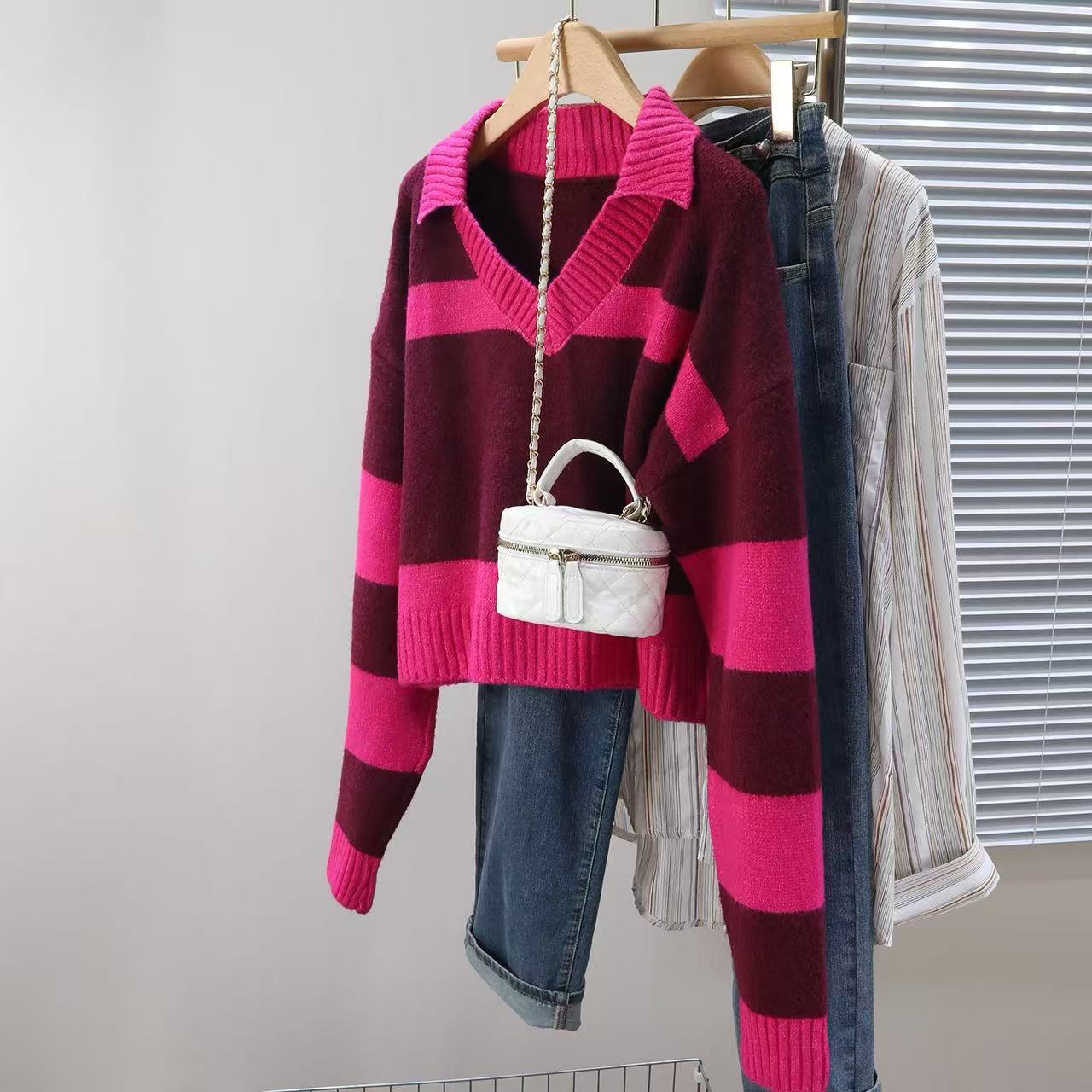 Damen Strickpullover mit tiefem V-Ausschnitt und gestreiftem Design WW