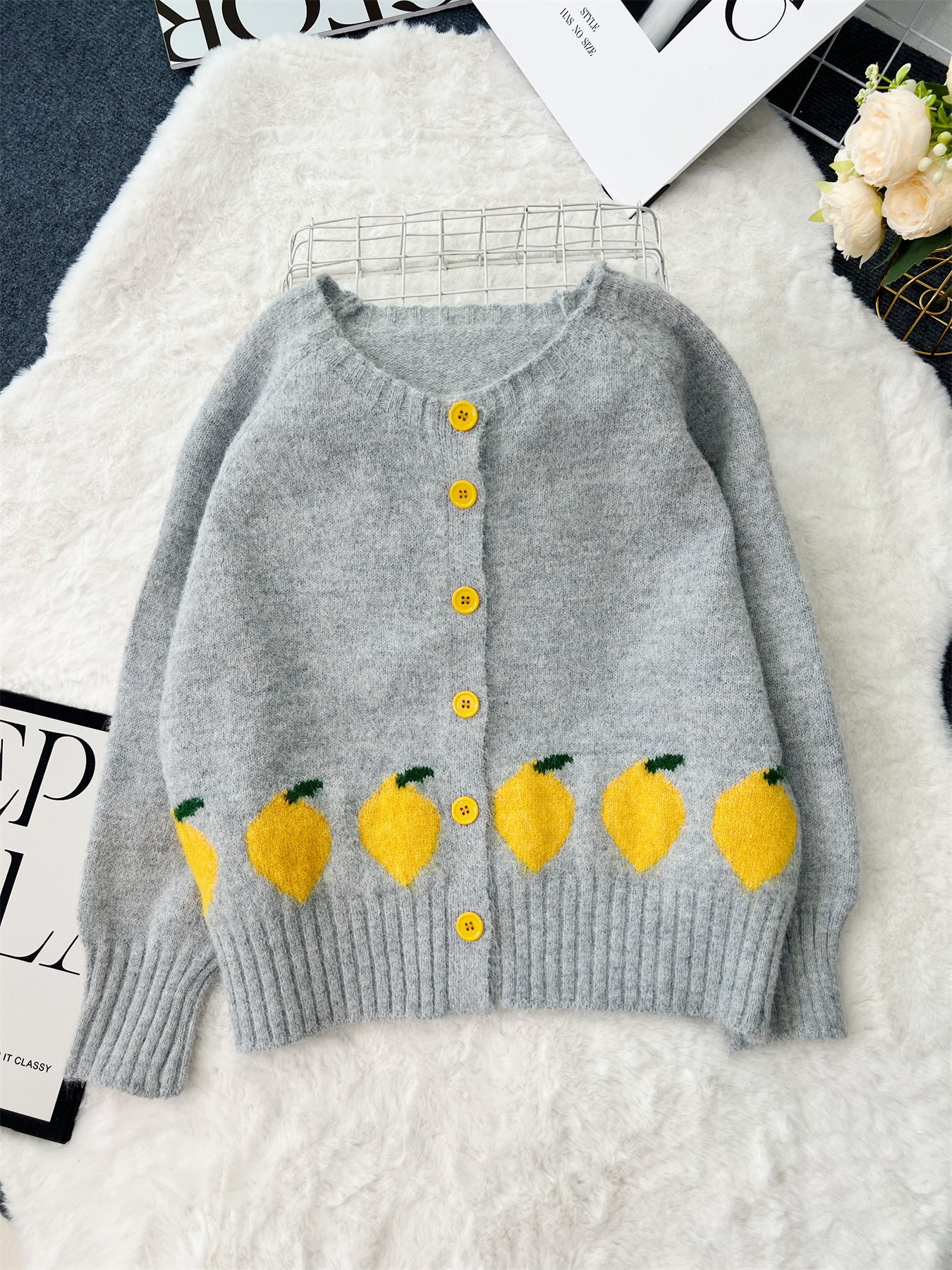 Damen Strickjacke mit fruchtigem Motiv und Knopfdetails WW