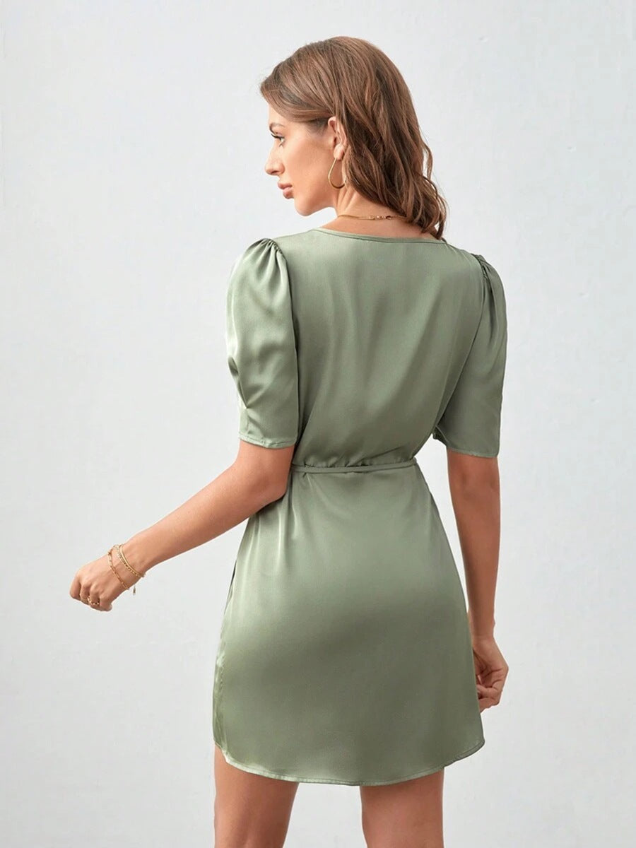 WW | Satin Mini Kleid Wickelstil Puffärmel V-ausschnitt Elegante Passform