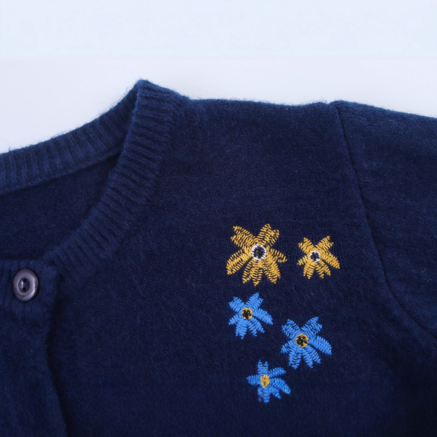 Damen Strickjacke mit floralen Stickereien WW