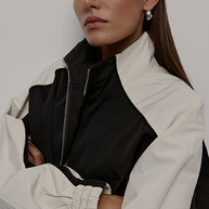 Damen sportliche Funktionsjacke mit hohem Kragen und lockerer Passform WW