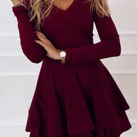 Damen stilvolles Minikleid mit schwingendem Rock und V-Ausschnitt WW