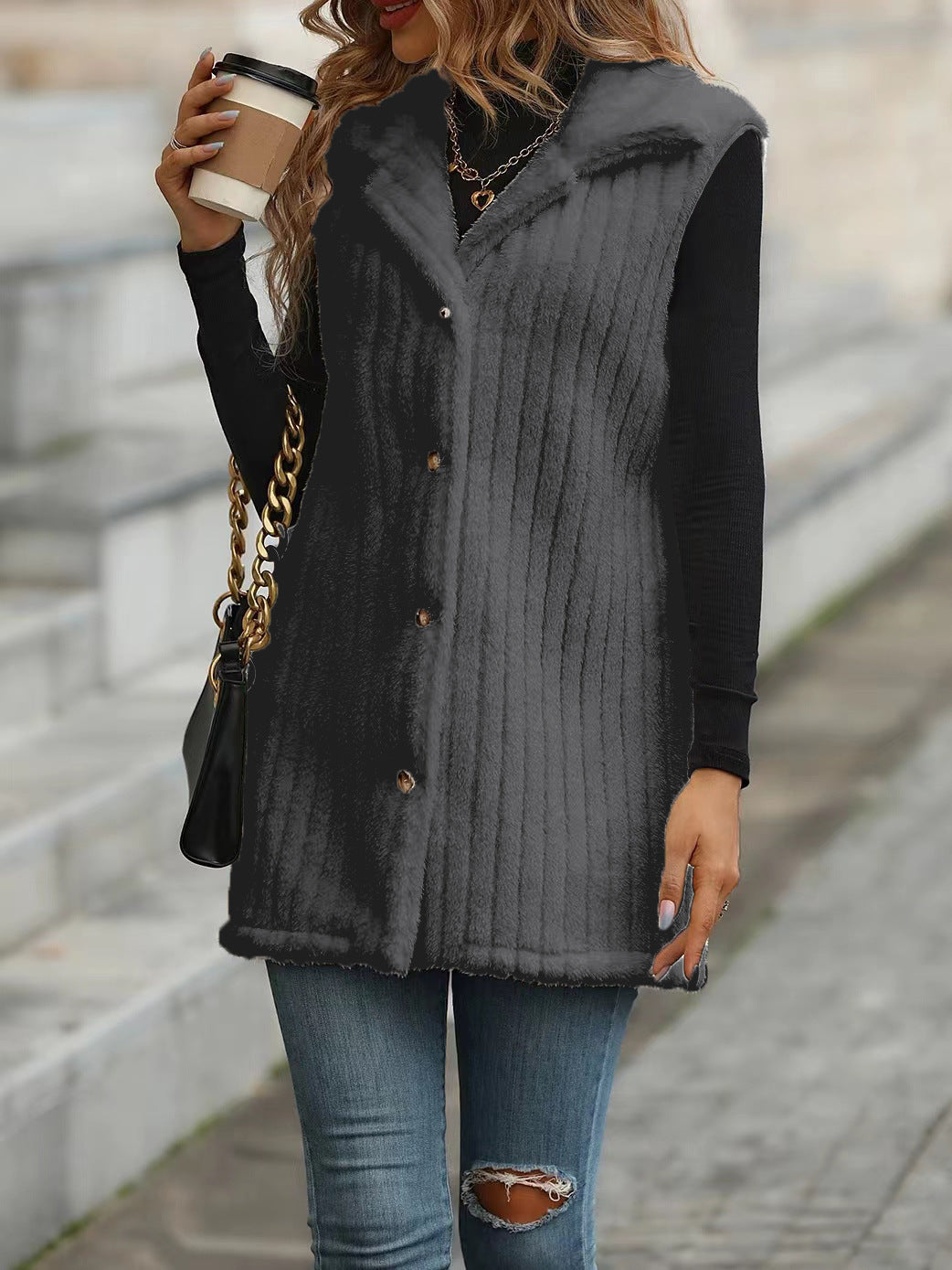 Damen Strickweste mit samtiger Oberfläche und modernen Knopfdetails WW