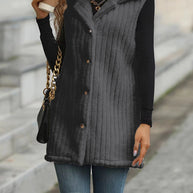 Damen Strickweste mit samtiger Oberfläche und modernen Knopfdetails WW