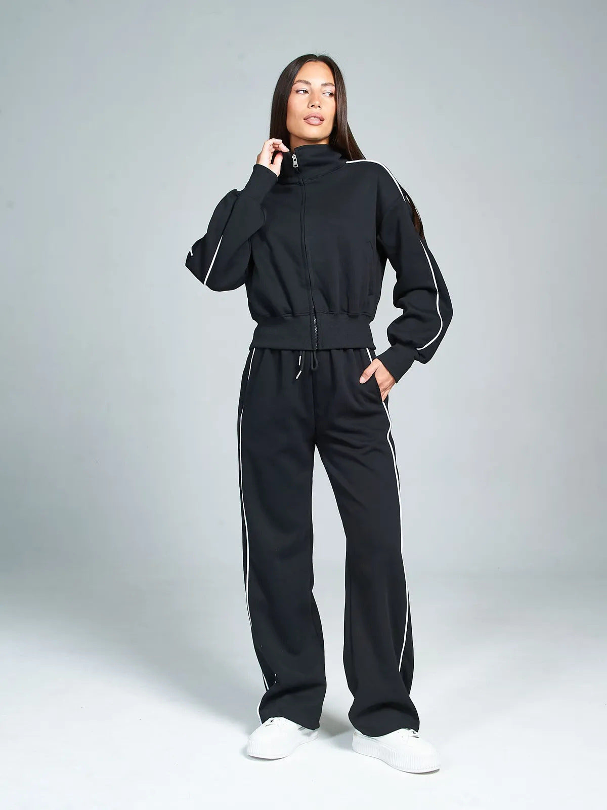 Damen sportliches Freizeit-Set mit hochgeschlossener Jacke und weit geschnittenen Hosen WW