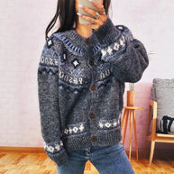 Damen Strickjacke mit buntem nordischen Muster und hochwertigen Holzknöpfen WW