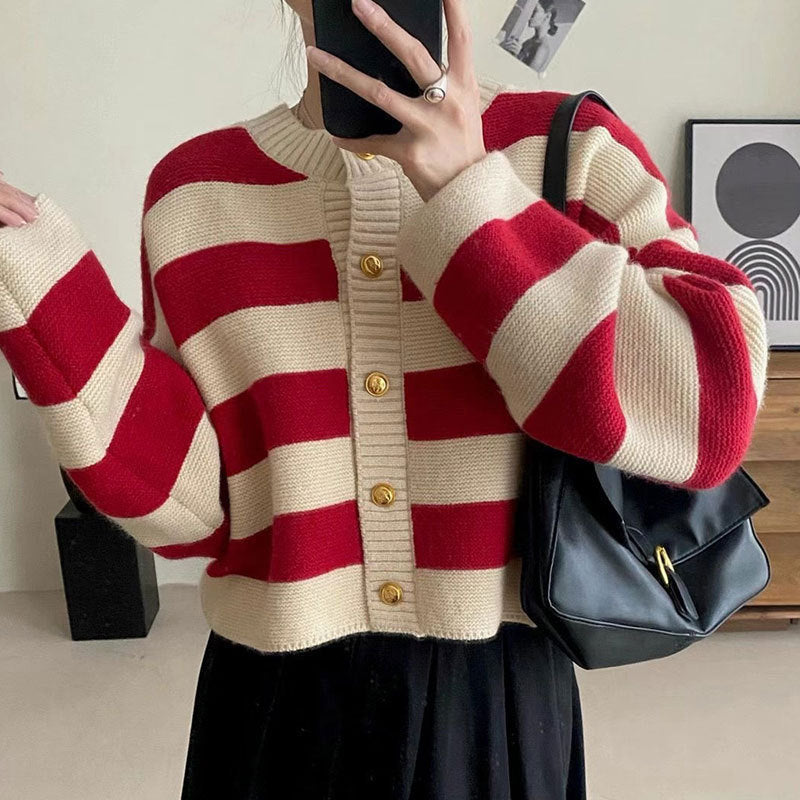 Damen Strickjacke mit dekorativem Streifenmuster und goldenen Knöpfen WW