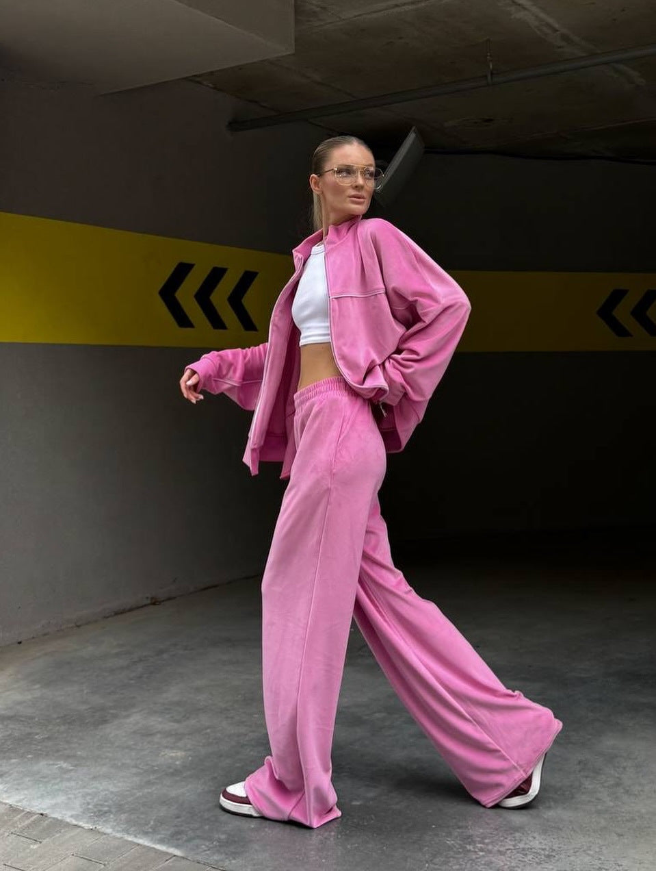 Damen sportlicher Velours-Loungewear-Anzug mit breiten Hosen WW