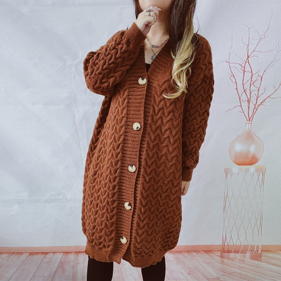 Damen Strickjacke mit strukturierter Zopfstrickoptik und dekorativen Knopfdetails WW