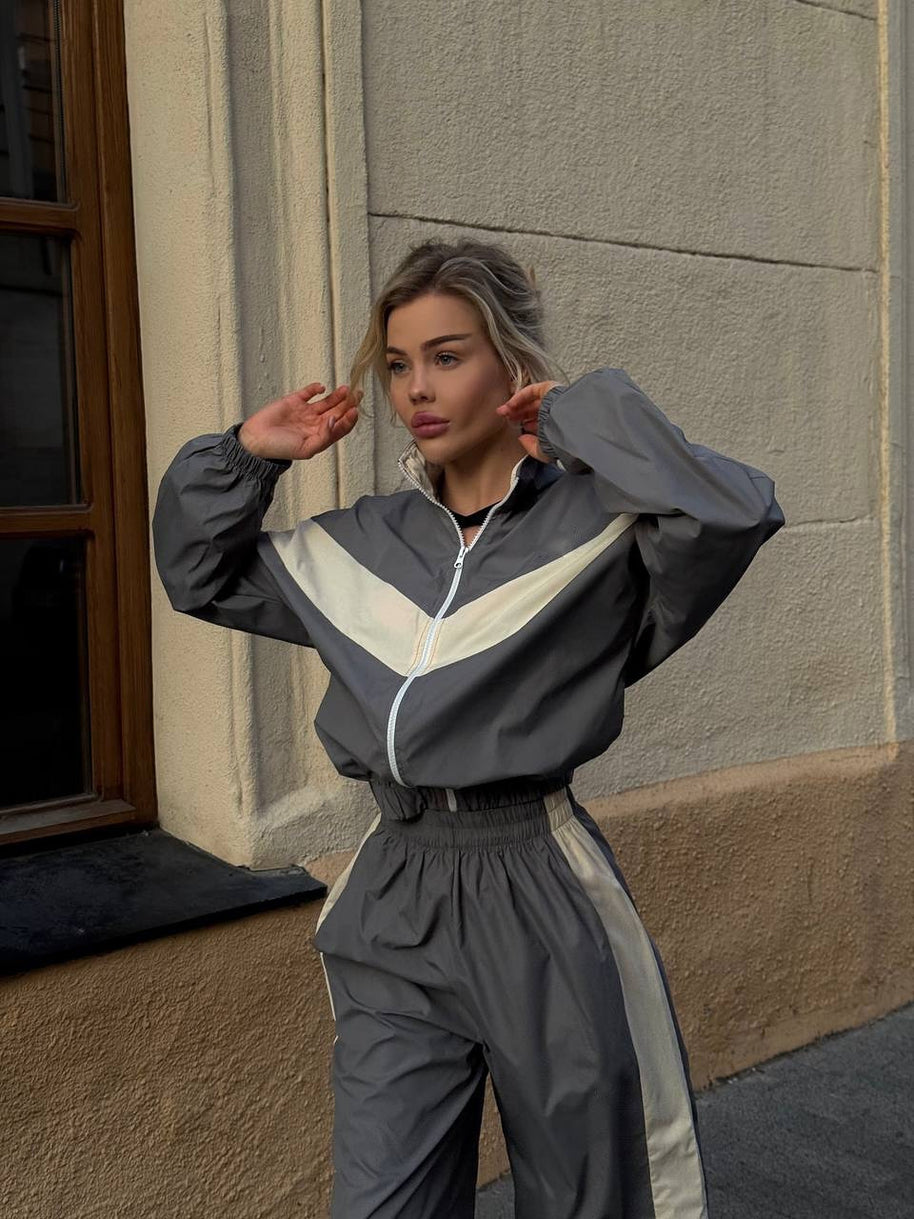 Damen sportlicher Funktionsanzug mit hohem Kragen und elastischen Bündchen WW