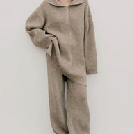 Damen Strickanzug mit hohem Kragen und modernem Reißverschluss WW