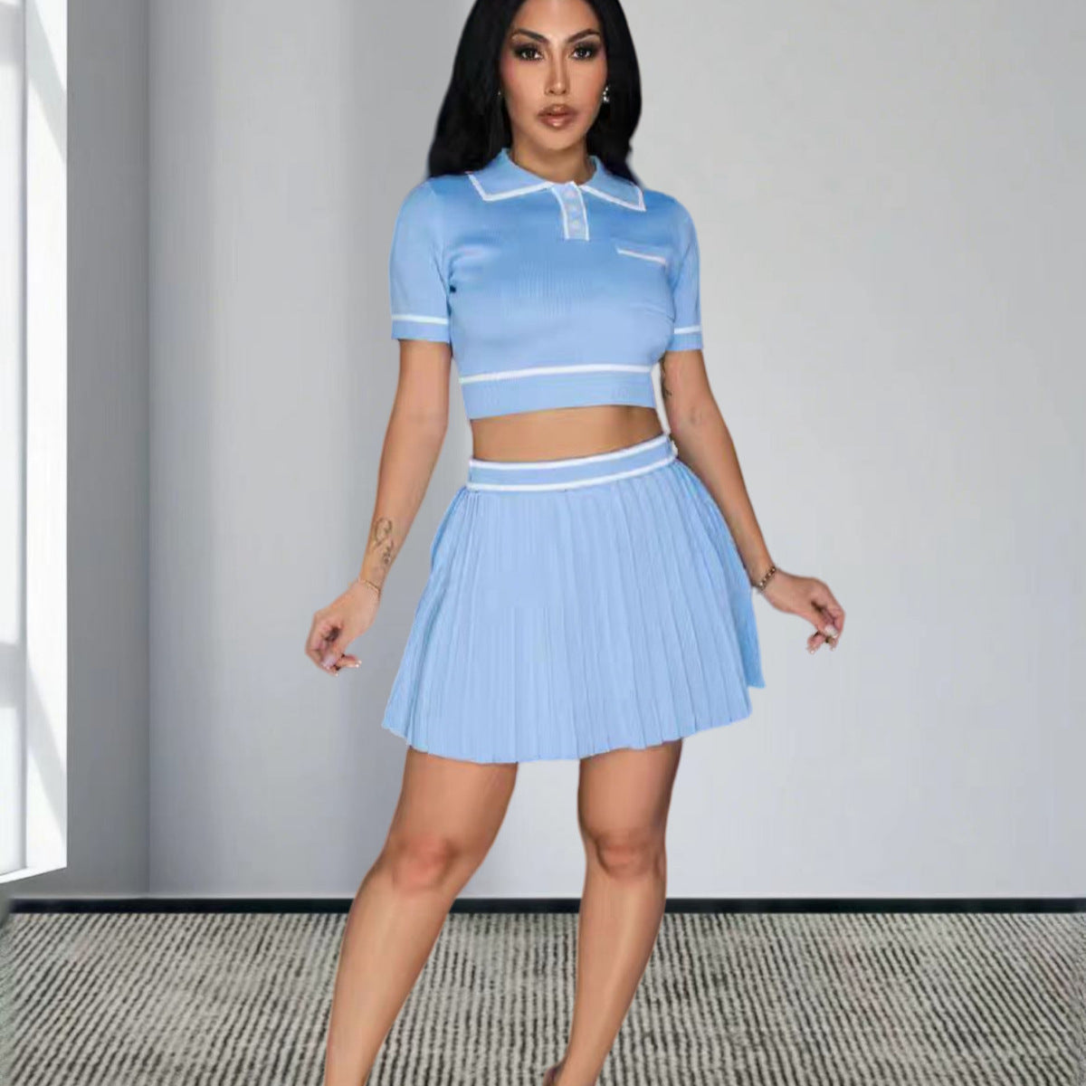 Damen Sportswear Set mit kurzem Oberteil und Faltenrock WW