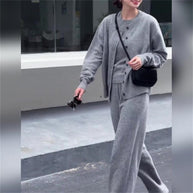 Damen Strickensemble aus weichem Material mit Knopfdetails WW