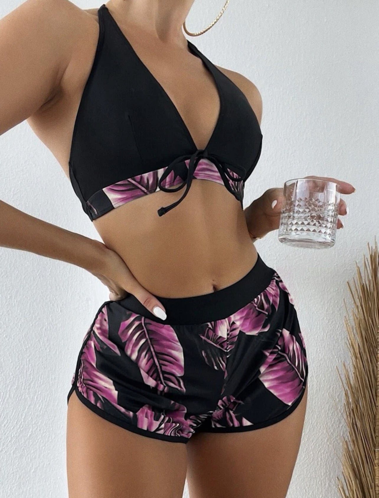 Damen Bikini-Set mit raffiniertem Wickeloberteil und bequemen Shorts WW