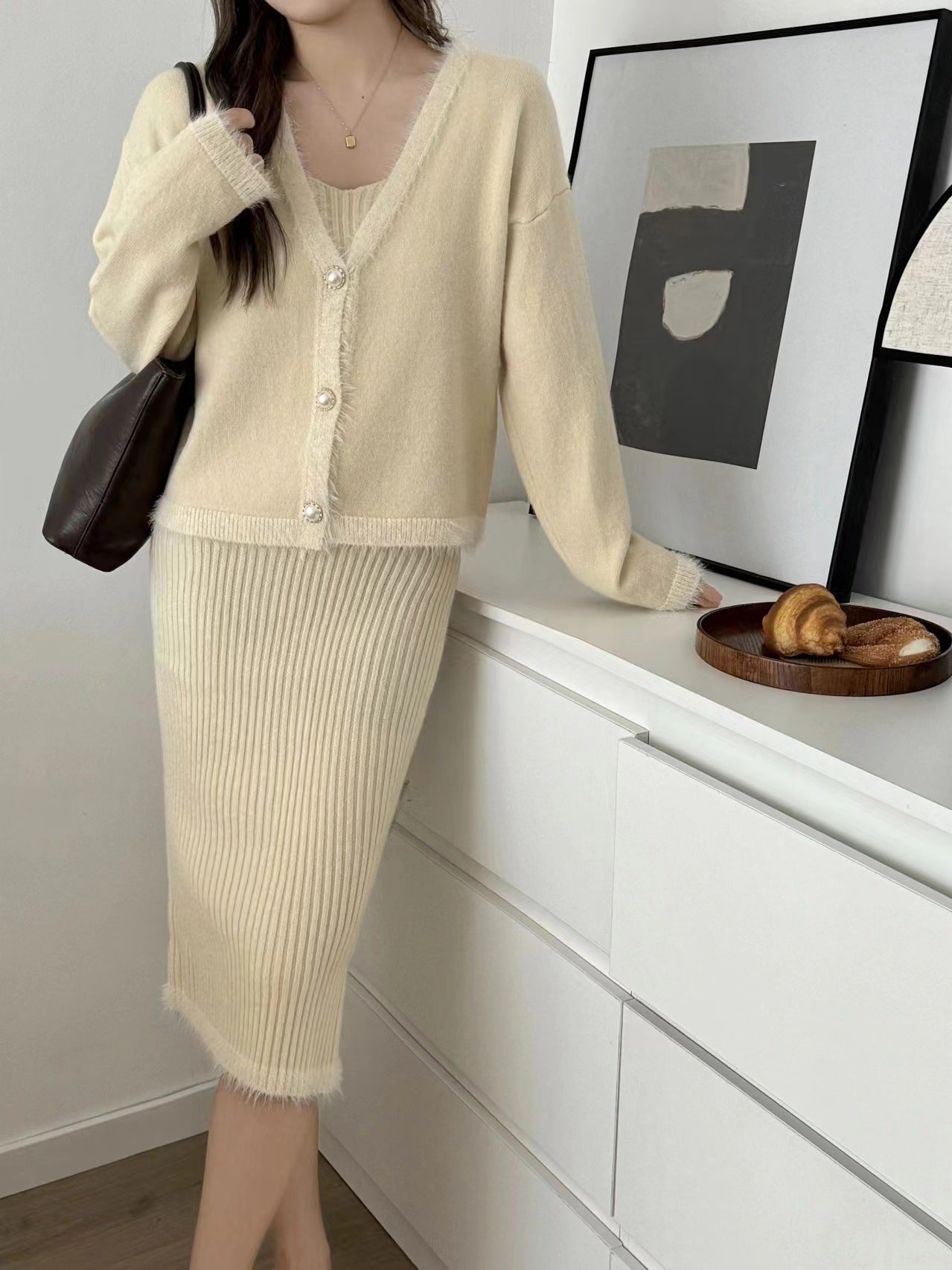 Damen Strickensemble mit V-Ausschnitt und dekorativen Perlenknöpfen WW