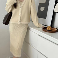 Damen Strickensemble mit V-Ausschnitt und dekorativen Perlenknöpfen WW