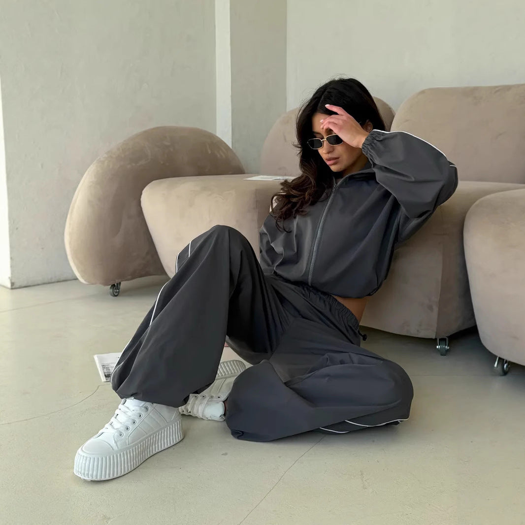Damen sportliches Set mit funktionalem Kapuzenoberteil und lockerer Hose WW