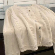 Damen Strickjacke mit dekorativem Rippdesign und Knopfverschluss WW