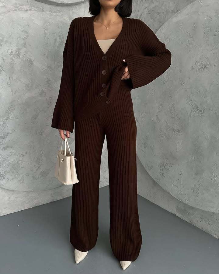 Damen Strickanzug mit weiten Ärmeln und Knopfleiste WW