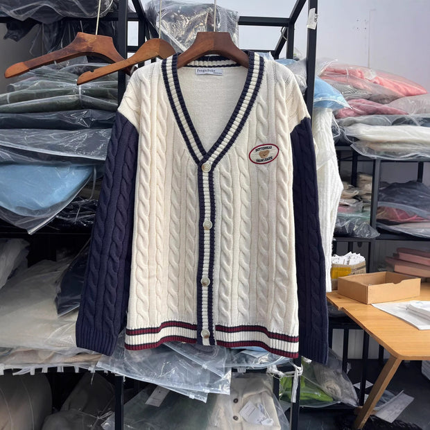 Damen Strickcardigan mit V-Ausschnitt und raffiniertem Muster WW