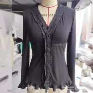 Damen Strickoberteil mit romantischem Spitzenbesatz und Rüschendetails WW