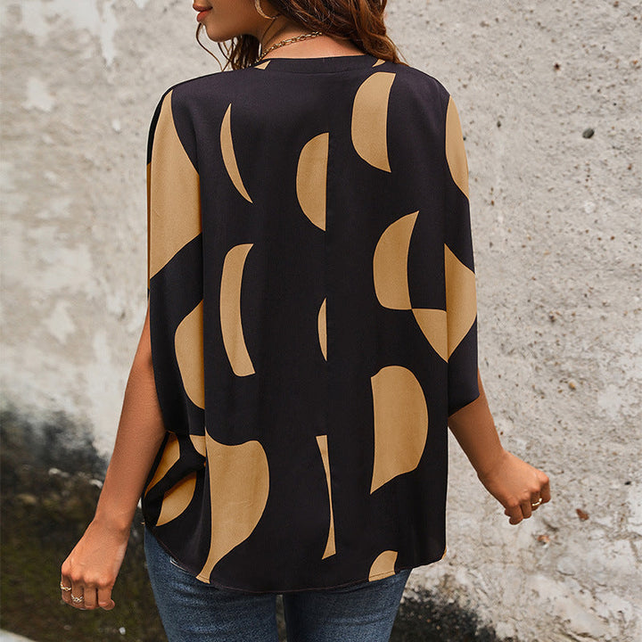 Damen Bluse im modernen abstrakten Design mit V-Ausschnitt und kurzen Ärmeln W&W Mode