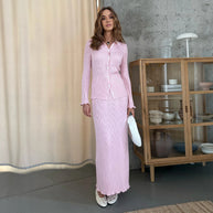 Damen Strickanzug mit elegantem Knopfverschluss und fließendem Rock WW