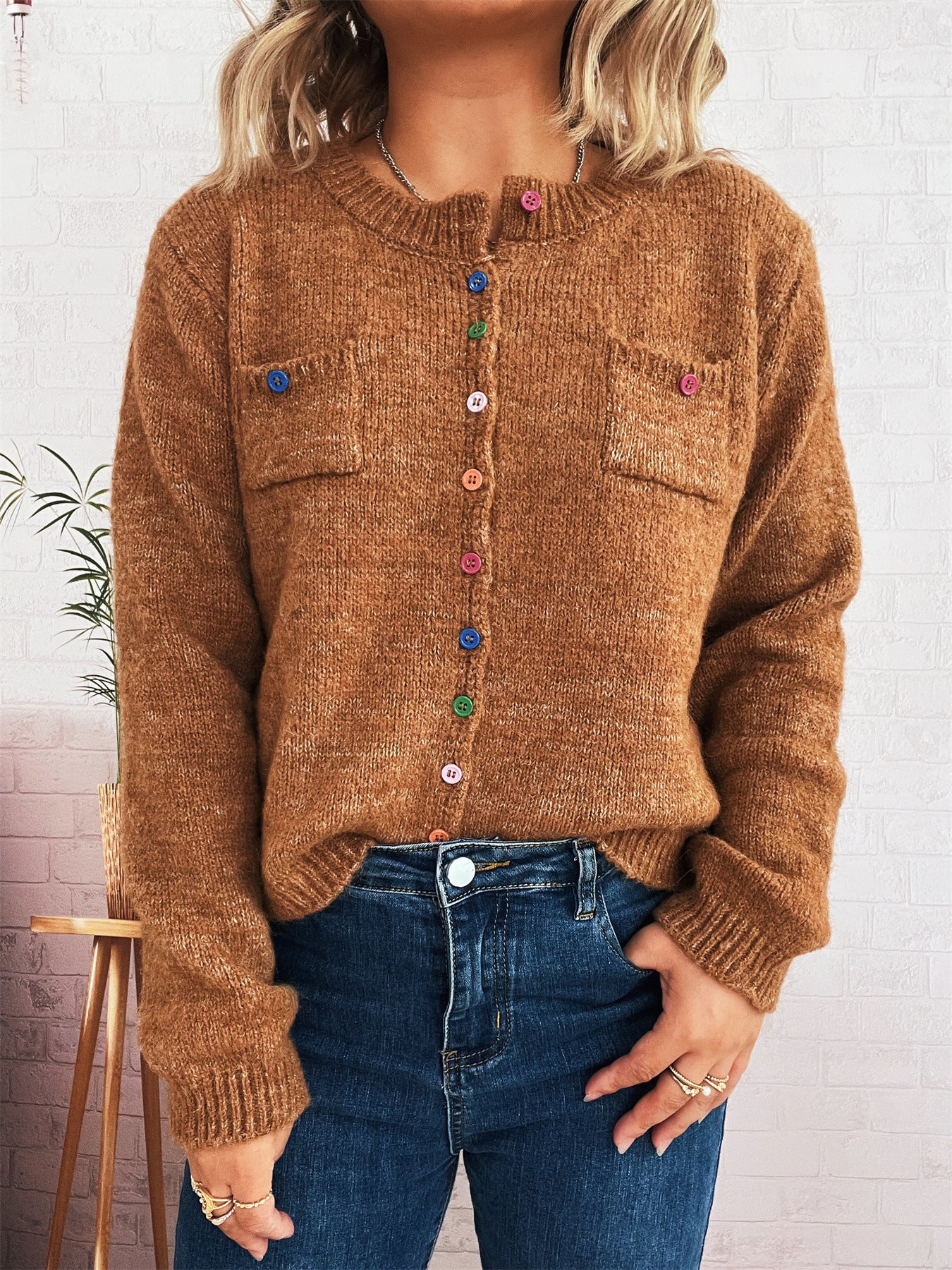 Damen Strickjacke mit bunten Knopfdetails und praktischen Taschen WW