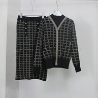 Damen Strickensemble mit dekorativen Knöpfen und elegantem V-Ausschnitt WW