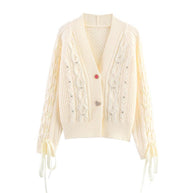 Damen Strickjacke mit detaillierter Zopfmusterung und eleganten Rüschendetails WW