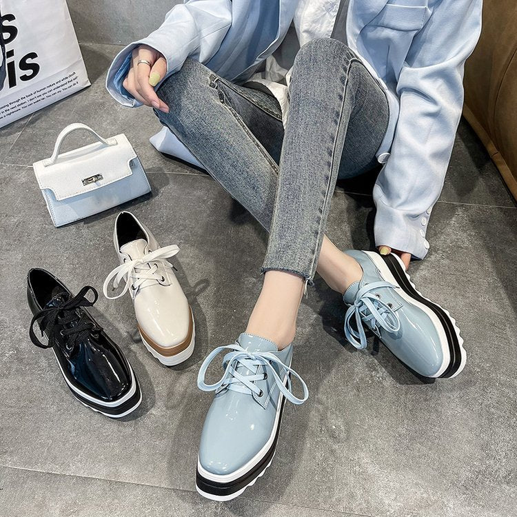 Damen Modische Plateau-Sneaker mit schickem Glanz und komfortabler Sohlenkonstruktion W&W Mode
