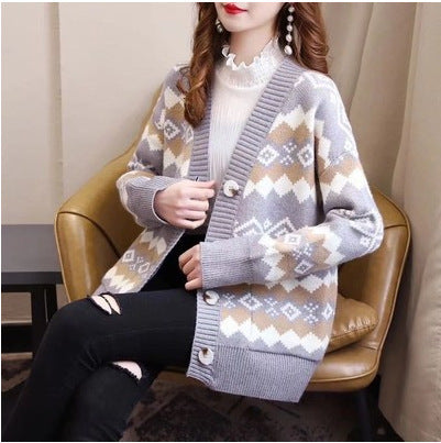 Damen Strickjacke mit stilvollem Rautenmuster und großen Knöpfen WW