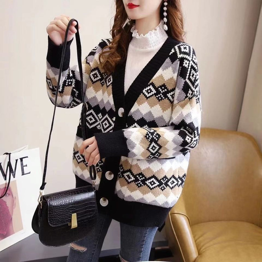 Damen Strickjacke mit stilvollem Rautenmuster und großen Knöpfen WW