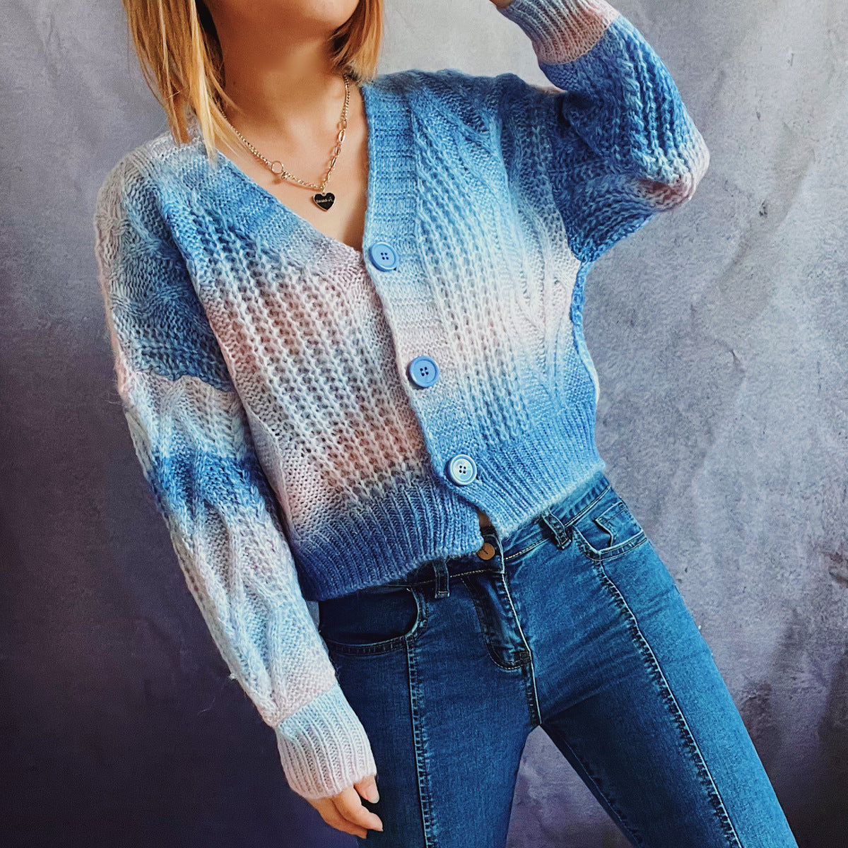 Damen Strickjacke mit romantischem Wellenmuster und Knopfdetails WW