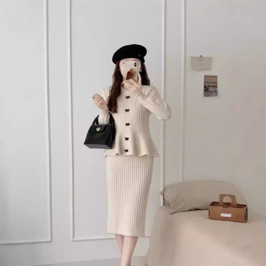 Damen Strickensemble mit elegantem Rock und feiner Knopfdetails WW