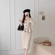 Damen Strickensemble mit elegantem Rock und feiner Knopfdetails WW