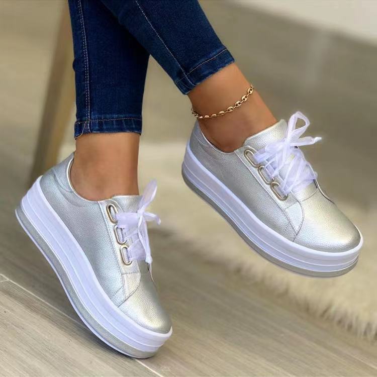 Damen Sneaker mit platten Sohle und eleganter Metallic-Oberfläche WW
