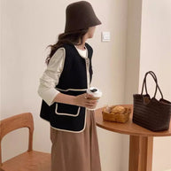 Damen Stilvolle Weste mit kontrastierenden Taschen und Knopfdetails WW