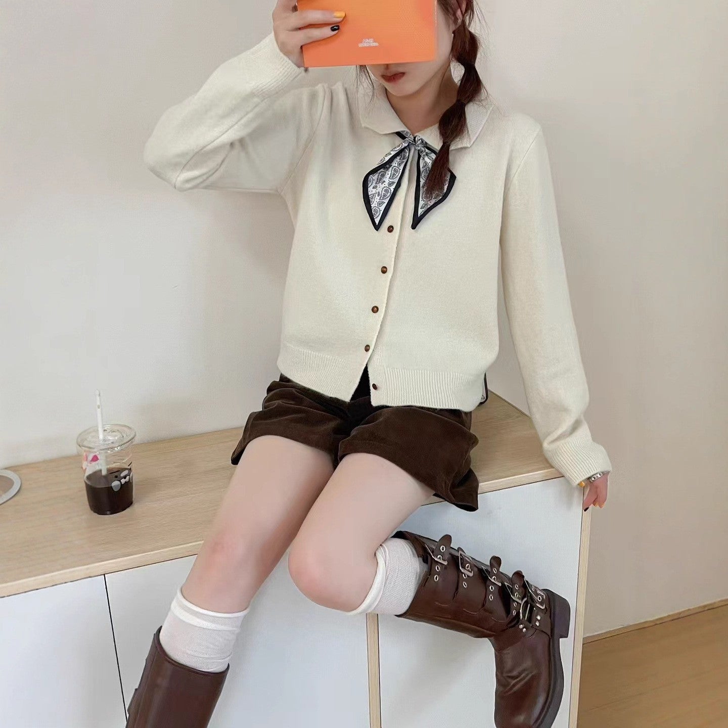 Damen Strickjacke mit dekorativem Kragen und Knöpfen WW